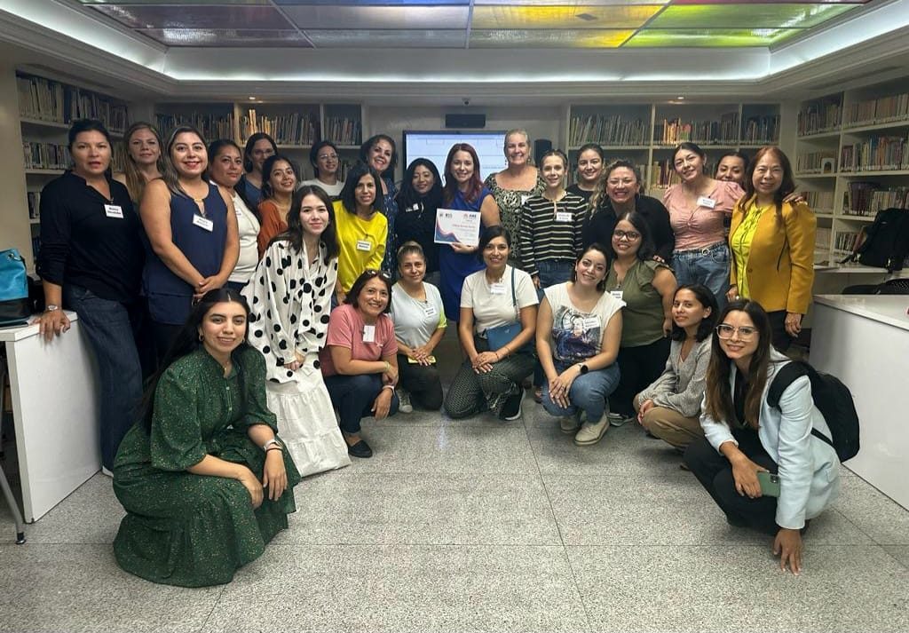 Liliana con mujeres profesionales en evento CANACO