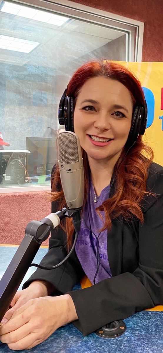 Liliana García Garza en cabina de radio
